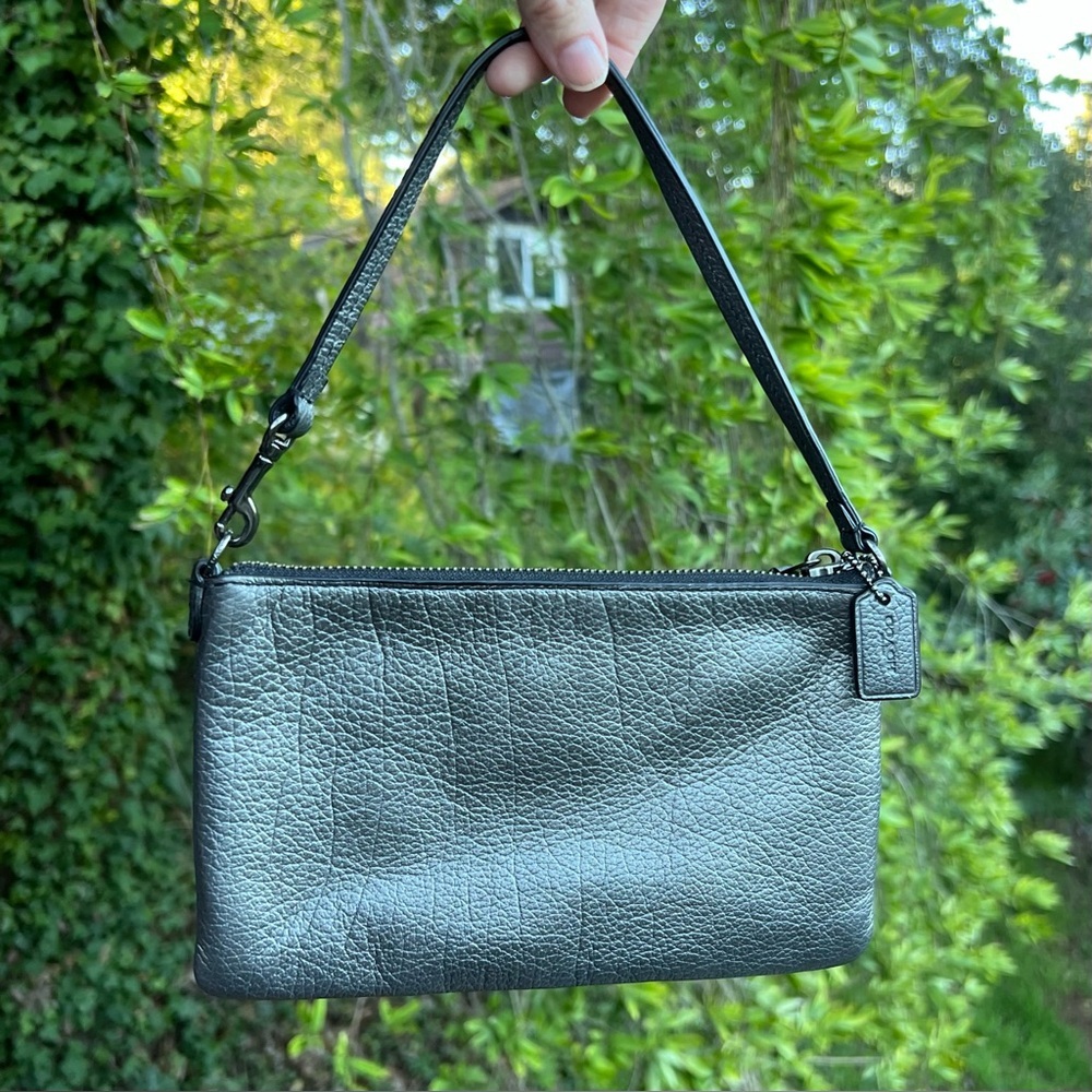 COACH Wristlet Wallet Clutch In Grey Metallic Pebbled Leather AUTHENTIC NWOT - Picture 4 of 10